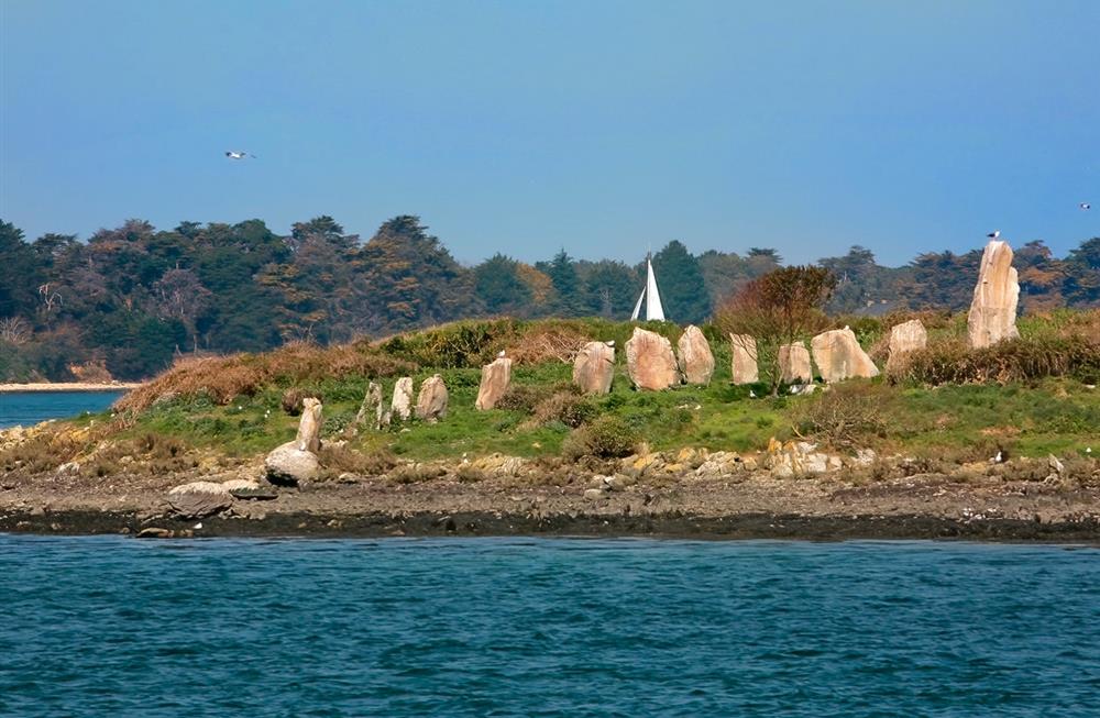 Alignements de menhirs sur l'île Er Lannic dans le Golfe du Morbihan en Bretagne