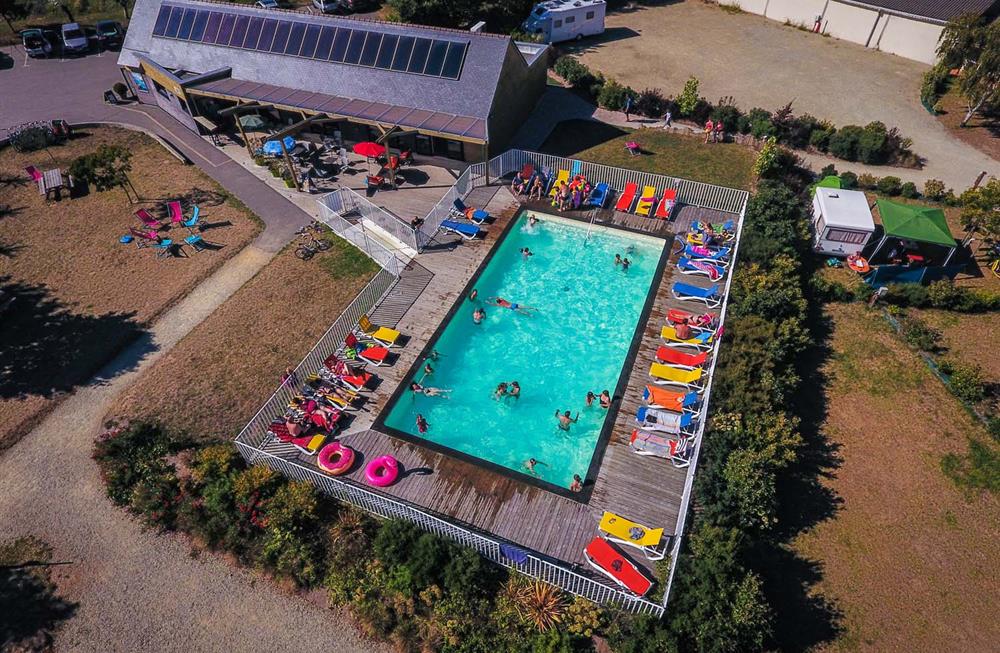 Vue aerienne de la piscine du Camping Le Diben proche Vannes