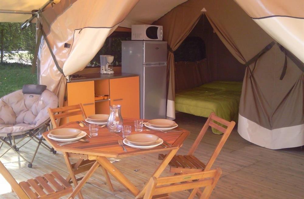 cuisine - Bungalow toilé 2 chambres 5 personnes - Camping Larmor Baden Le Diben, Golfe du Morbihan
